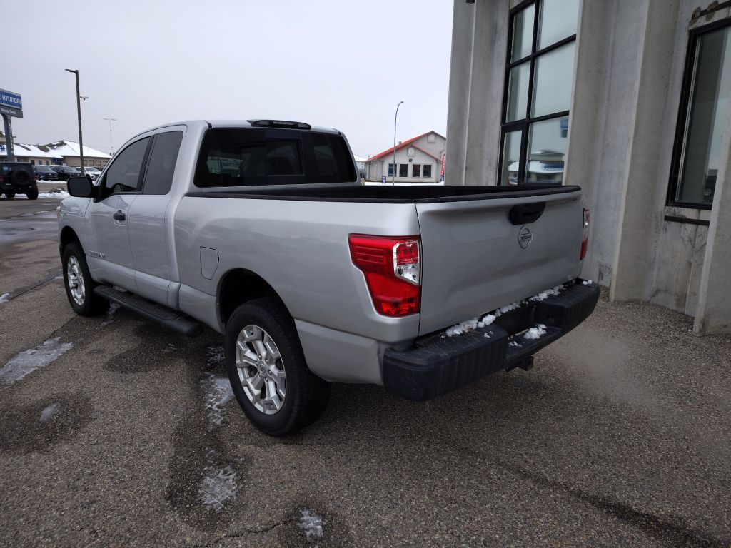 2017 Nissan Titan Image 8