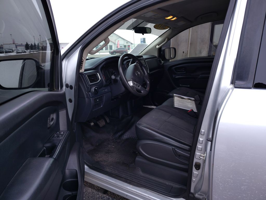 2017 Nissan Titan Image 10