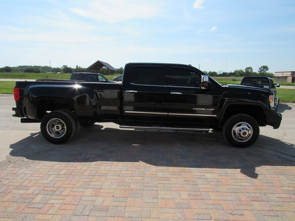 2016 GMC Sierra Image 2