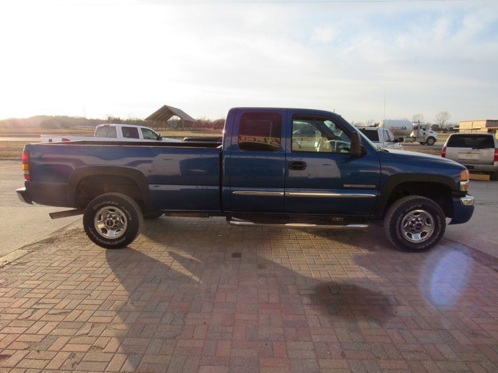 2004 GMC Sierra Image 2