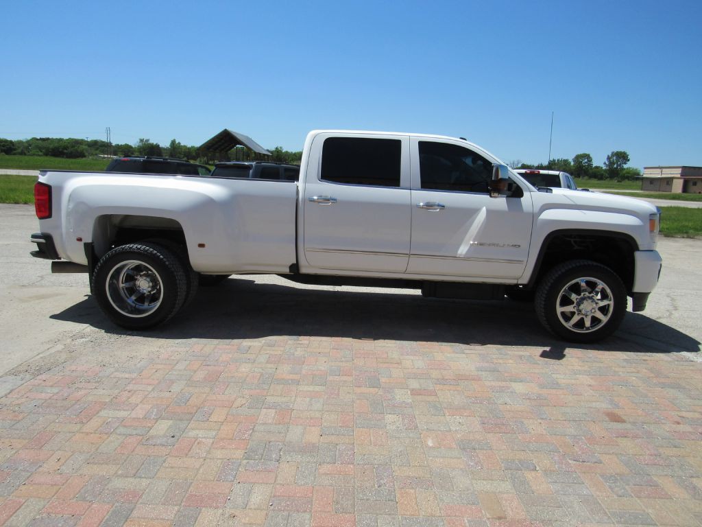 2016 GMC Sierra Image 2