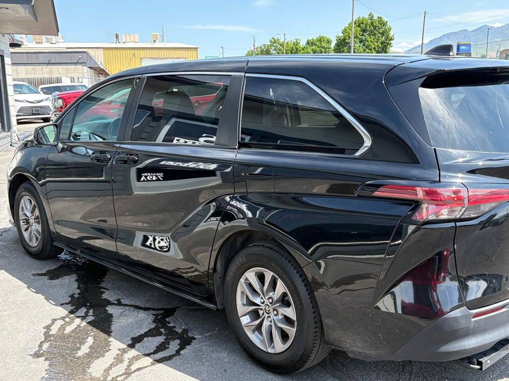 2021 Toyota Sienna Image 3
