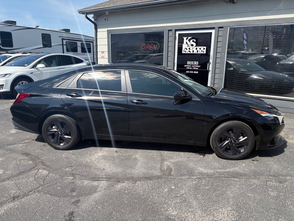 2022 Hyundai Elantra Image 2