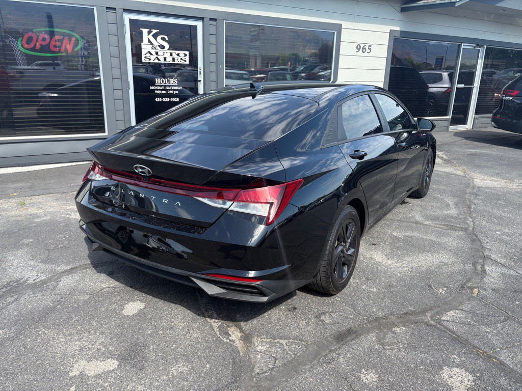 2022 Hyundai Elantra Image 3