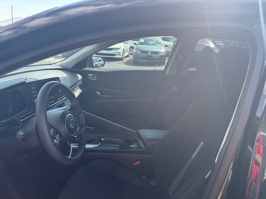 2022 Hyundai Elantra Image 8