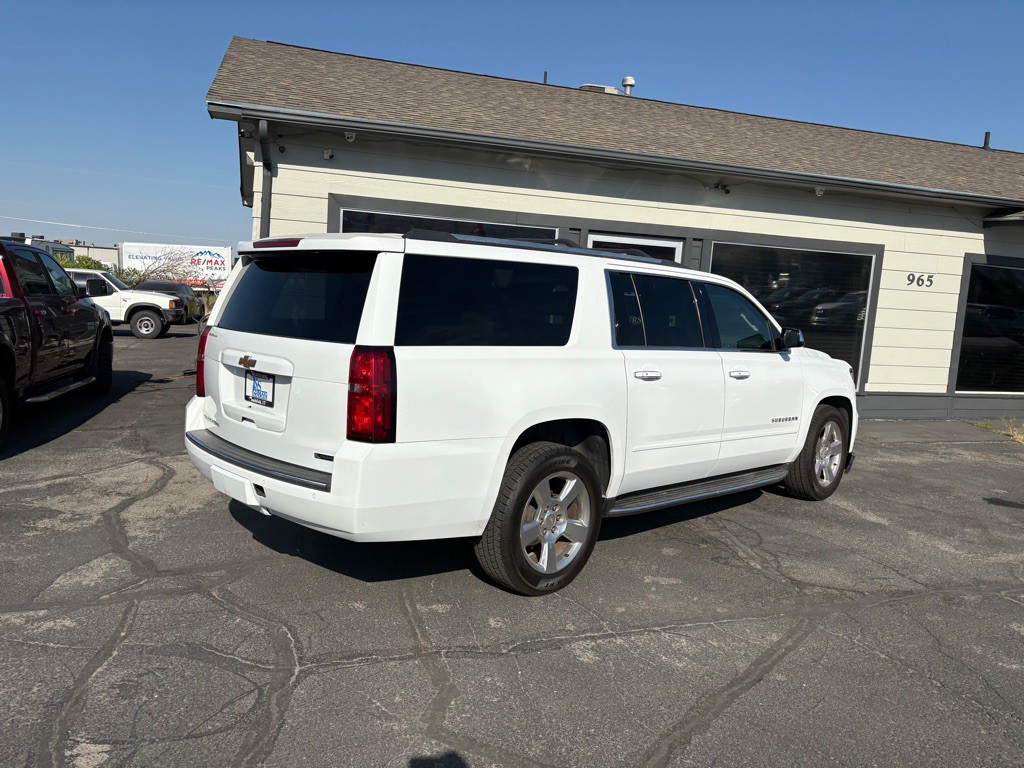 2017 Chevrolet Suburban Image 3
