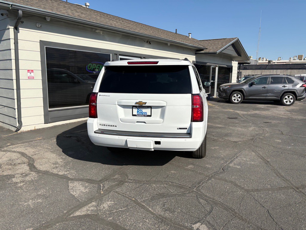 2017 Chevrolet Suburban Image 4