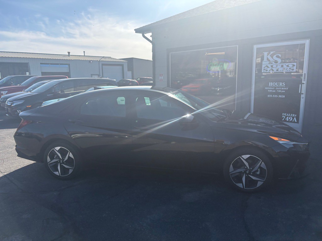 2023 Hyundai Elantra Image 2