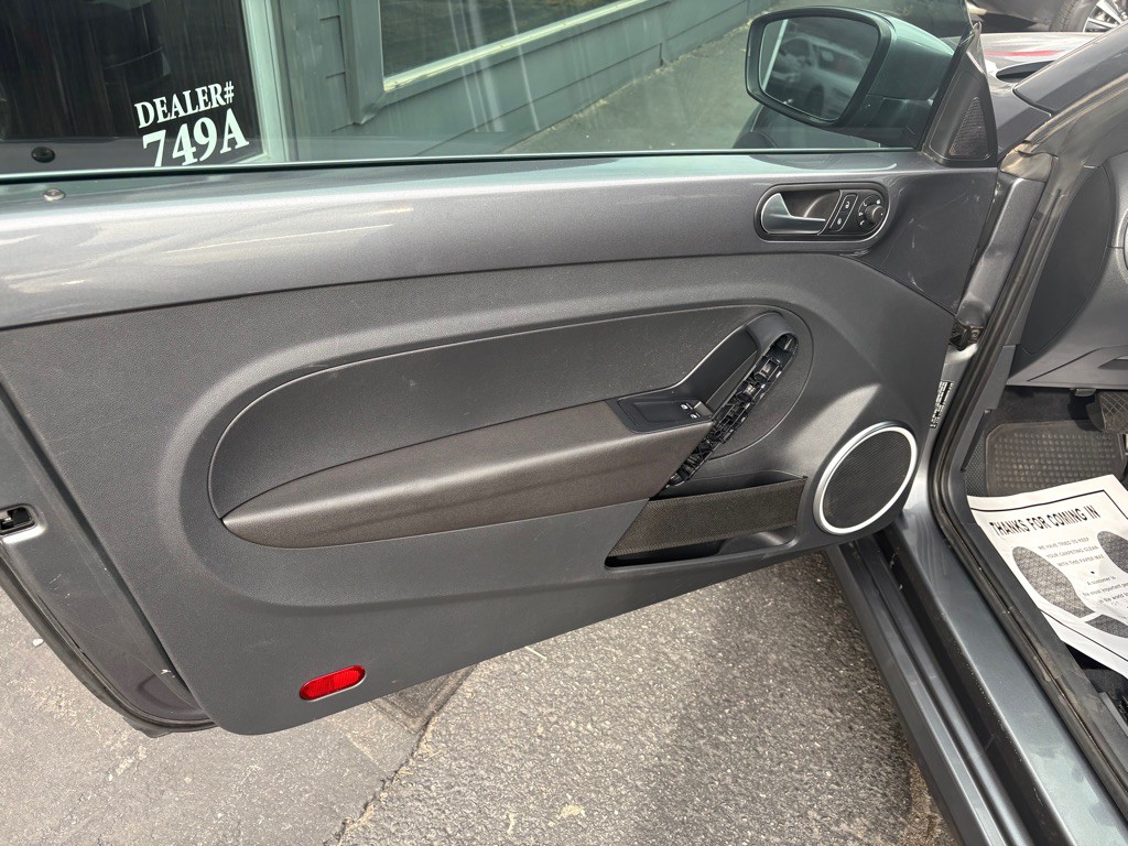 2014 Volkswagen Beetle Image 8