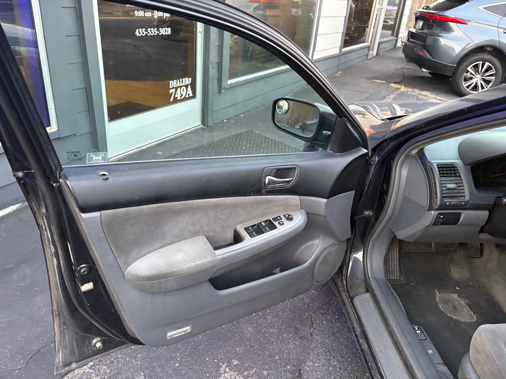2004 Honda Accord Image 8