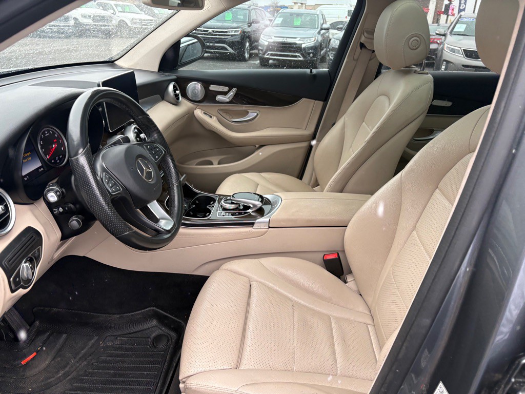 2016 Mercedes-Benz GLC-Class Image 9