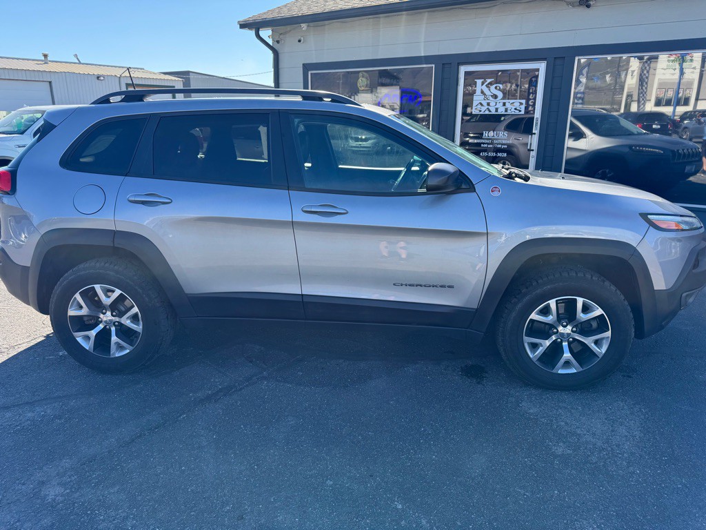2016 Jeep Cherokee Image 2