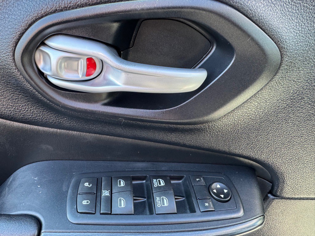 2016 Jeep Cherokee Image 9