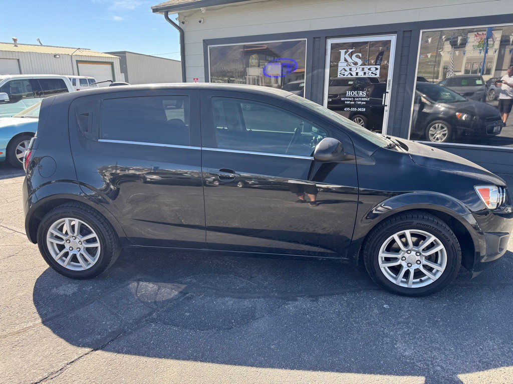 2016 Chevrolet Sonic Image 2