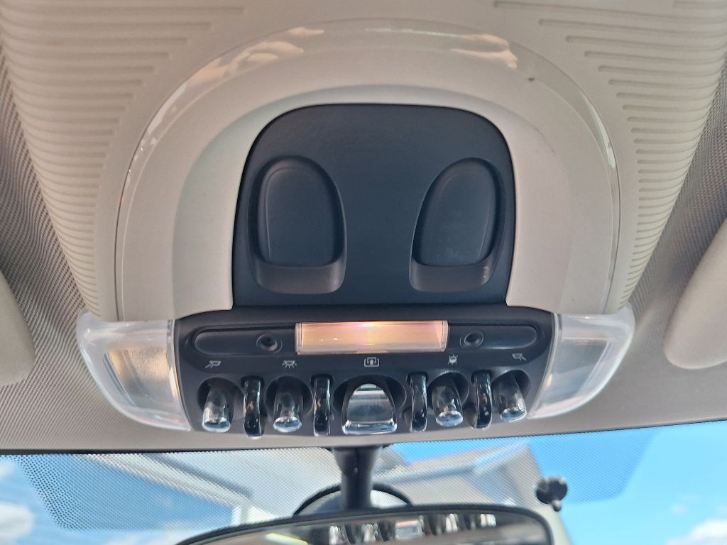 2015 MINI Cooper Image 17