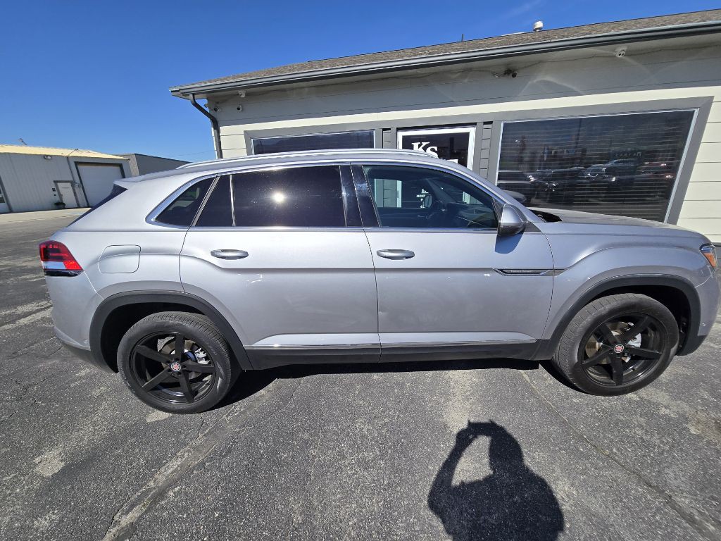 2020 Volkswagen Atlas Cross Sport Image 2