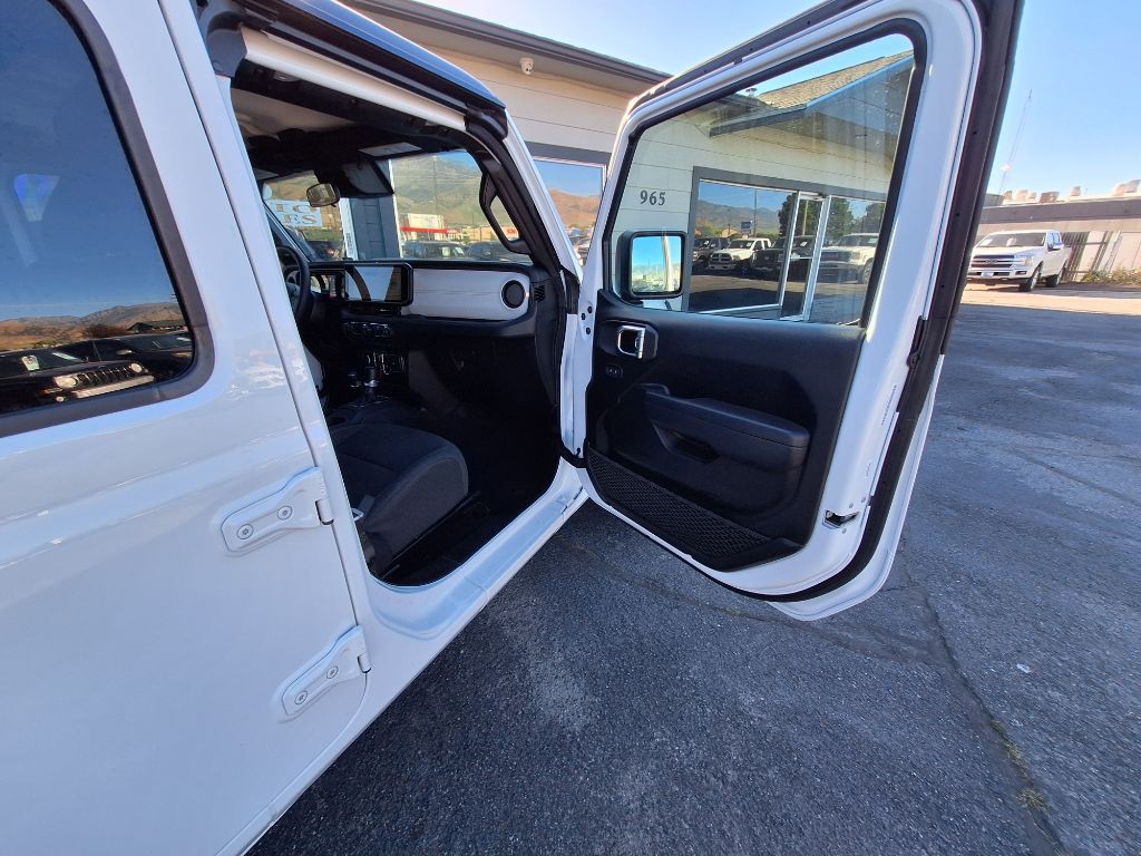 2025 Jeep Wrangler Image 32