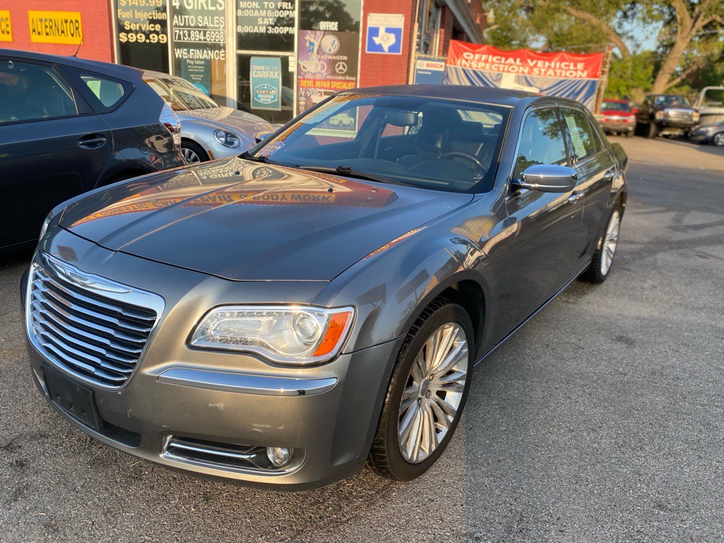 2011 Chrysler 300 Image 1