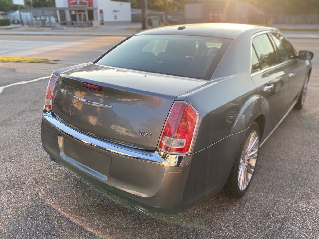 2011 Chrysler 300 Image 2