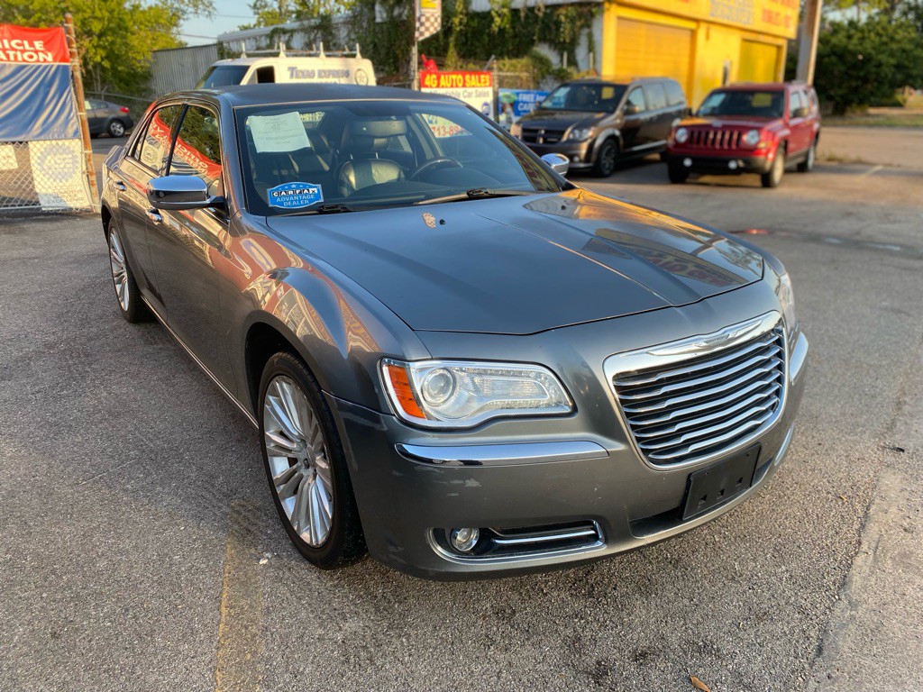 2011 Chrysler 300 Image 3