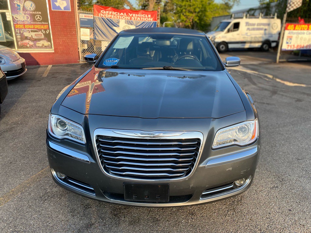 2011 Chrysler 300 Image 4