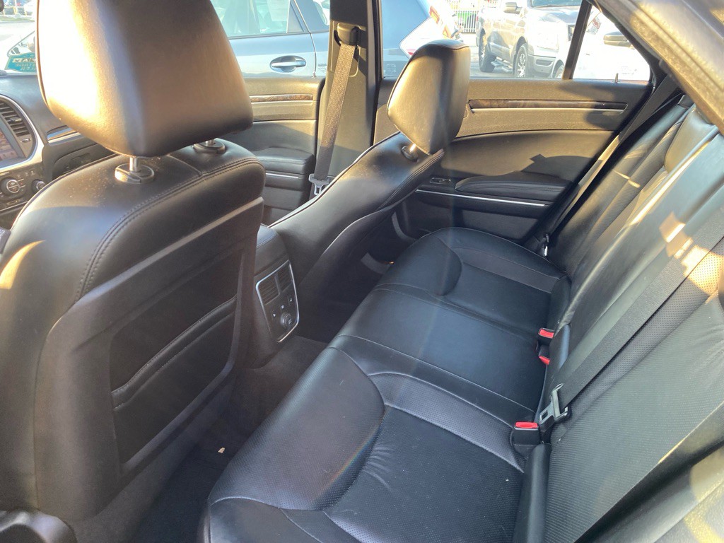 2011 Chrysler 300 Image 6