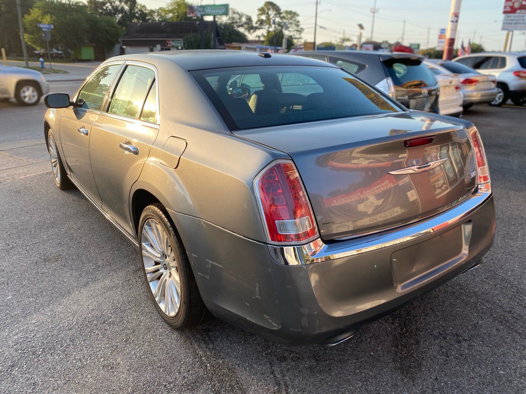 2011 Chrysler 300 Image 11