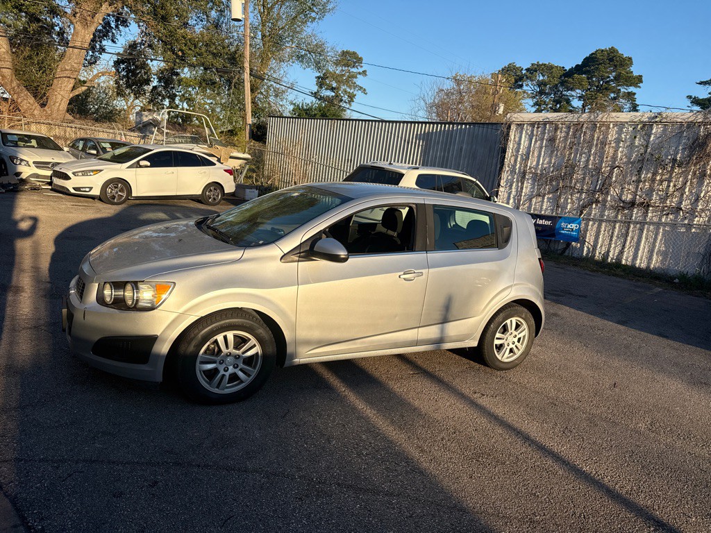 2015 Chevrolet Sonic Image 2
