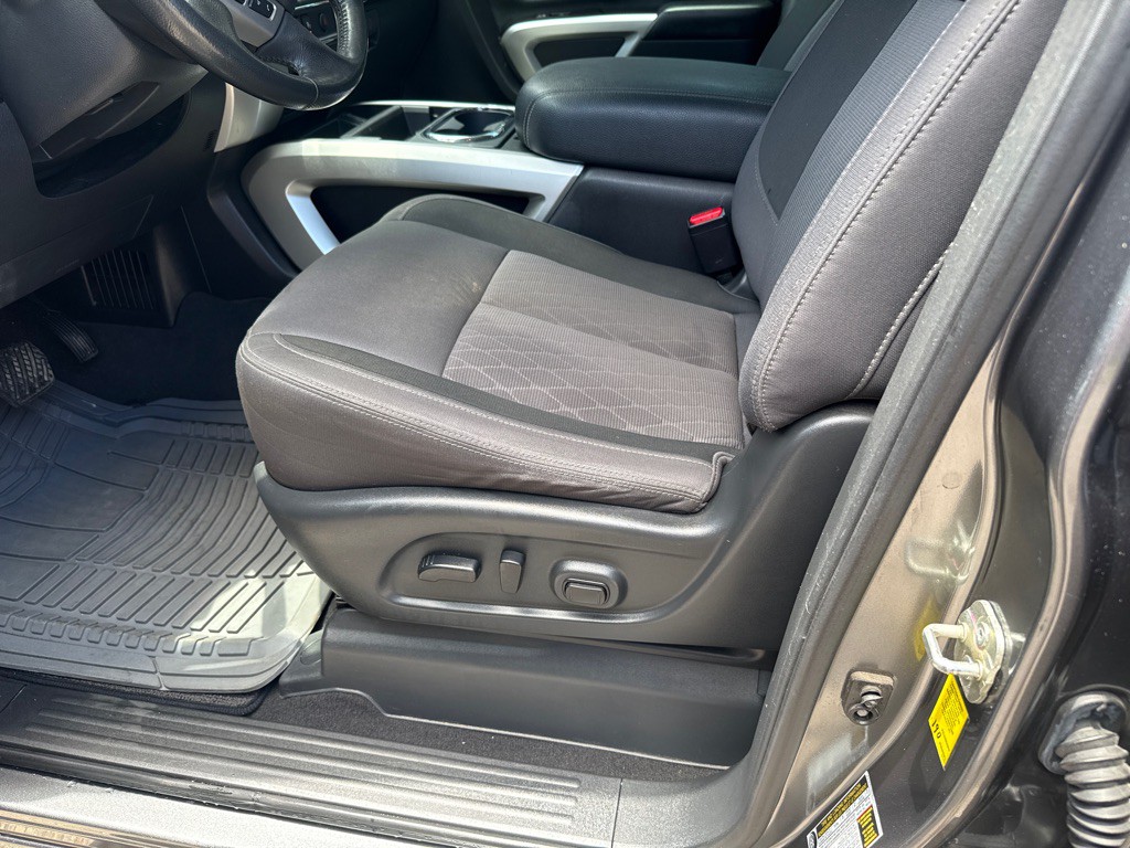 2021 Nissan Titan Image 10