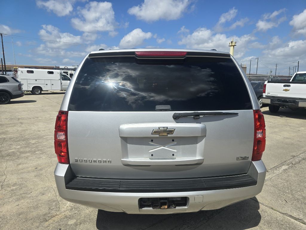 2011 Chevrolet Suburban Image 4