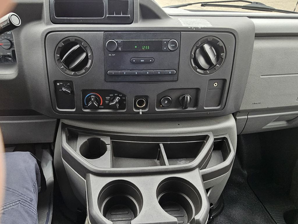 2014 Ford E-series Image 18