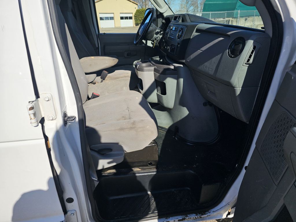 2013 Ford E-series Image 10