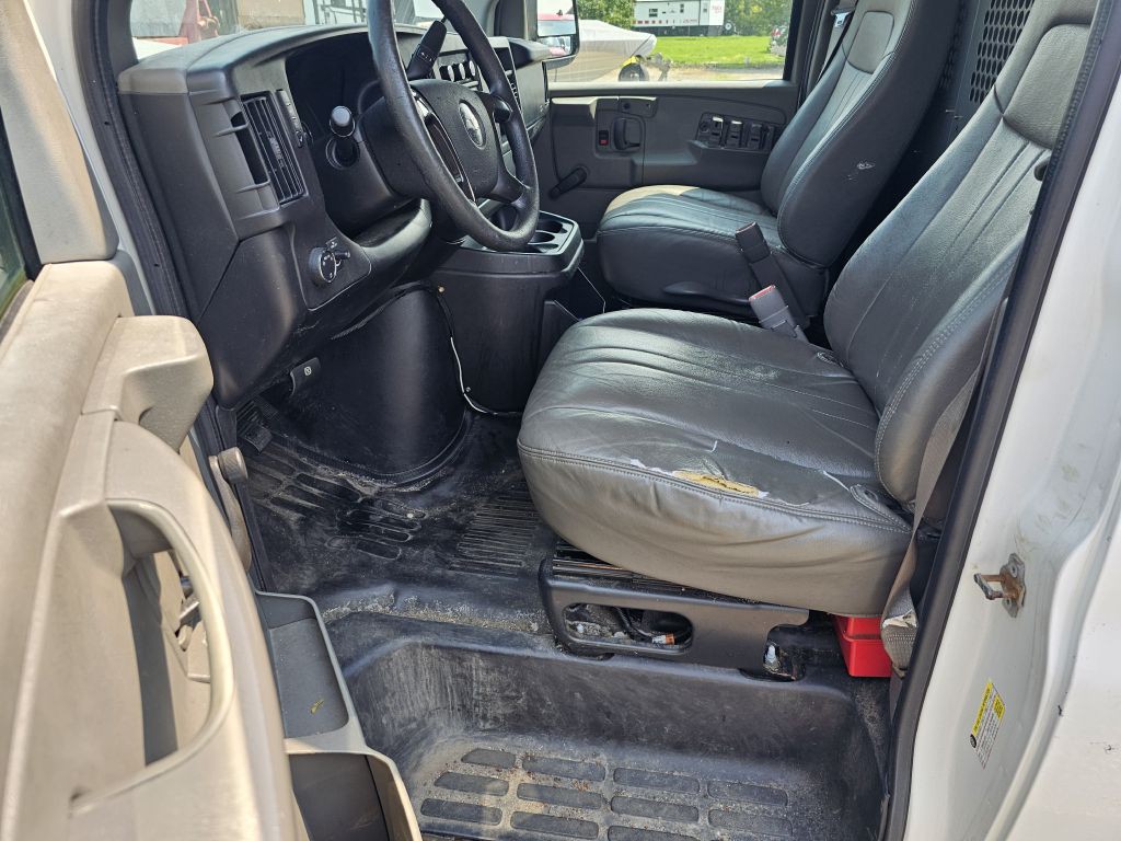 2010 Chevrolet Express Image 9