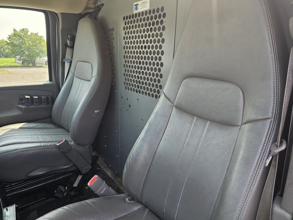 2010 Chevrolet Express Image 10