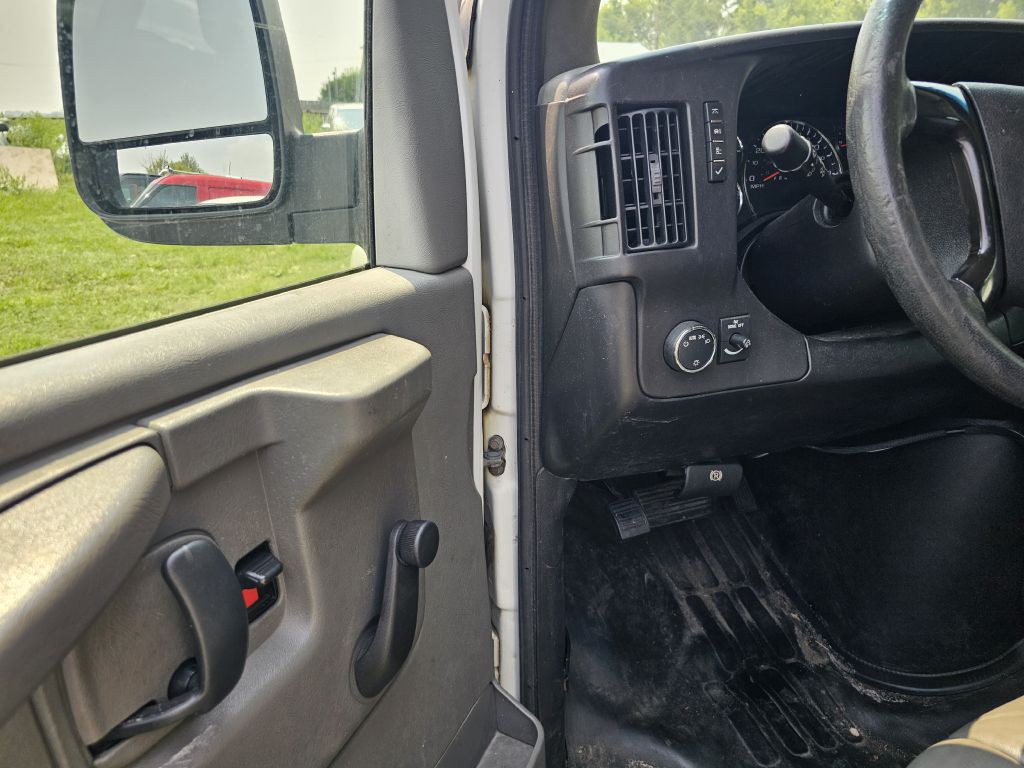 2010 Chevrolet Express Image 19