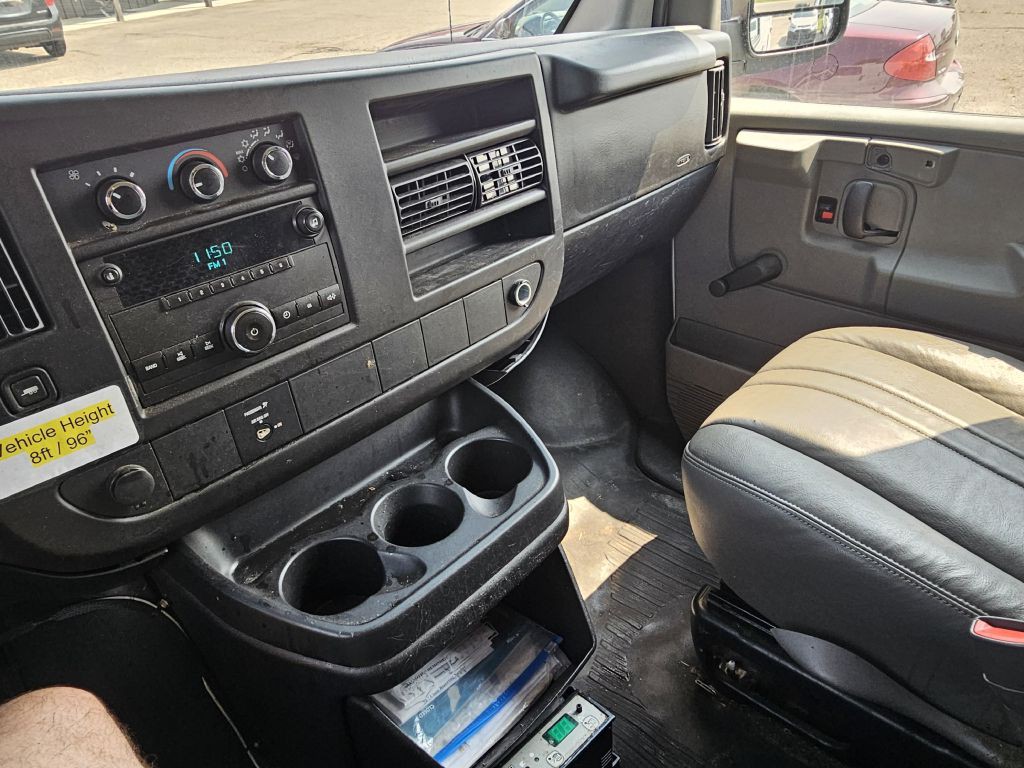 2010 Chevrolet Express Image 20