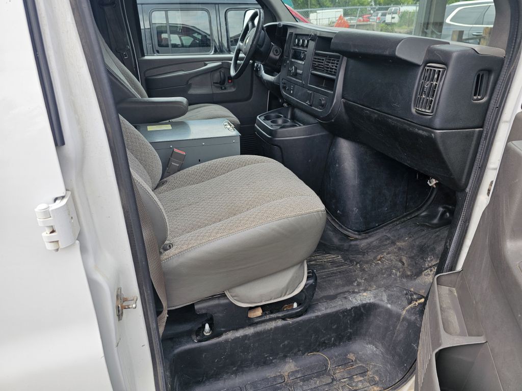 2015 Chevrolet Express Image 11