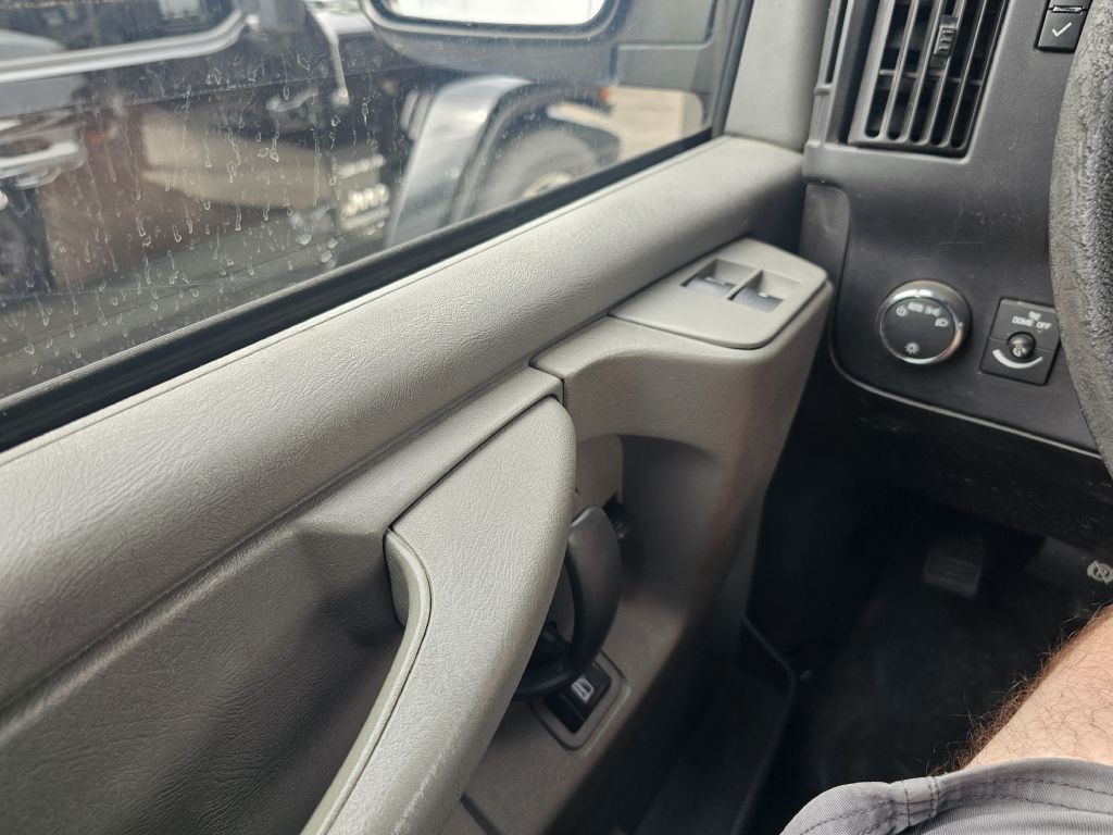2015 Chevrolet Express Image 19