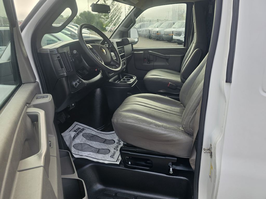 2016 Chevrolet Express Image 9