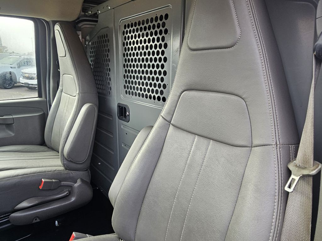 2016 Chevrolet Express Image 10