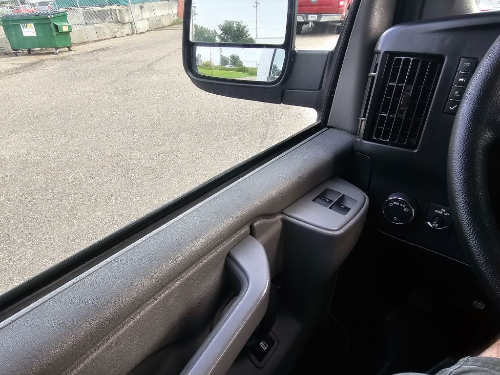 2016 Chevrolet Express Image 20