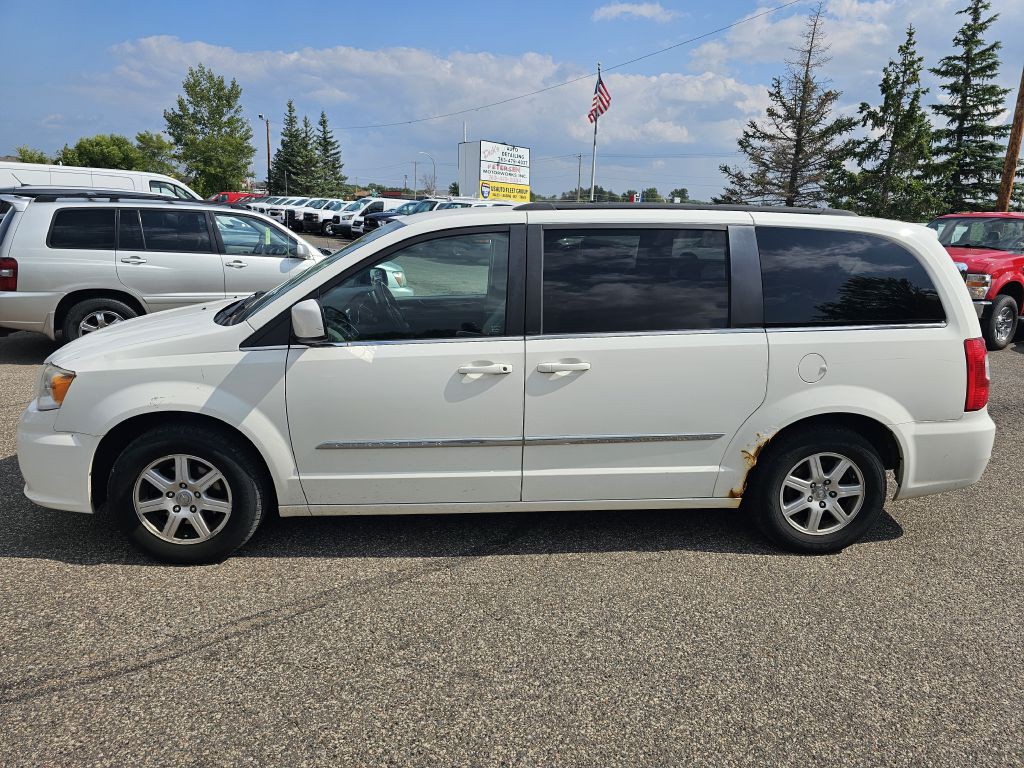 2013 Chrysler Town & Country Image 2