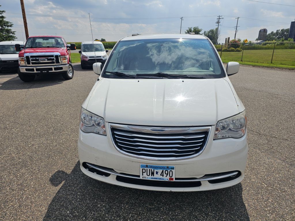2013 Chrysler Town & Country Image 3