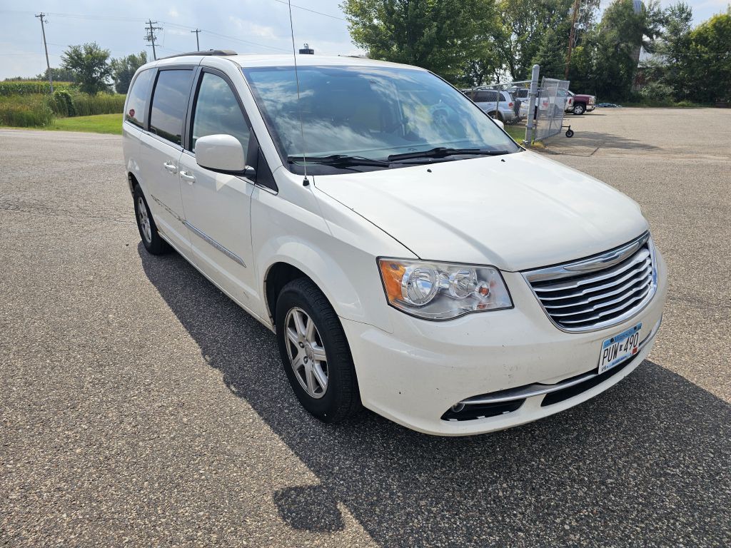 2013 Chrysler Town & Country Image 4