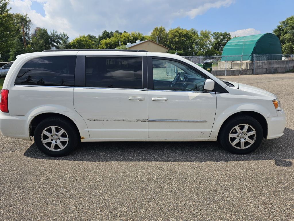 2013 Chrysler Town & Country Image 5