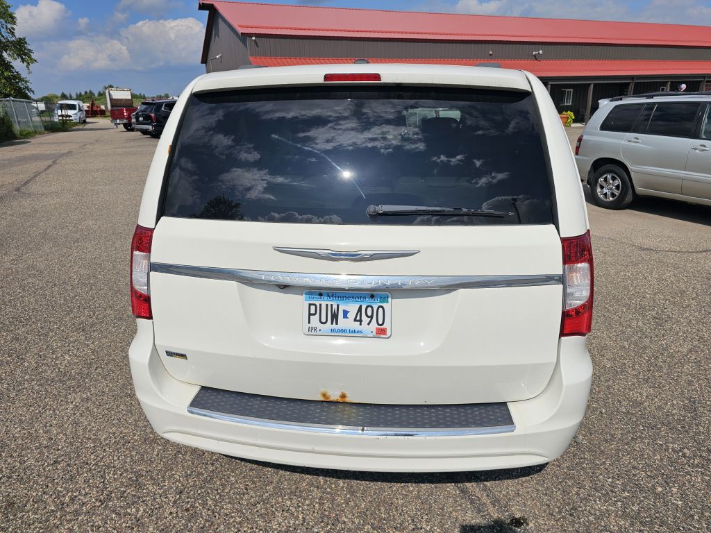 2013 Chrysler Town & Country Image 7