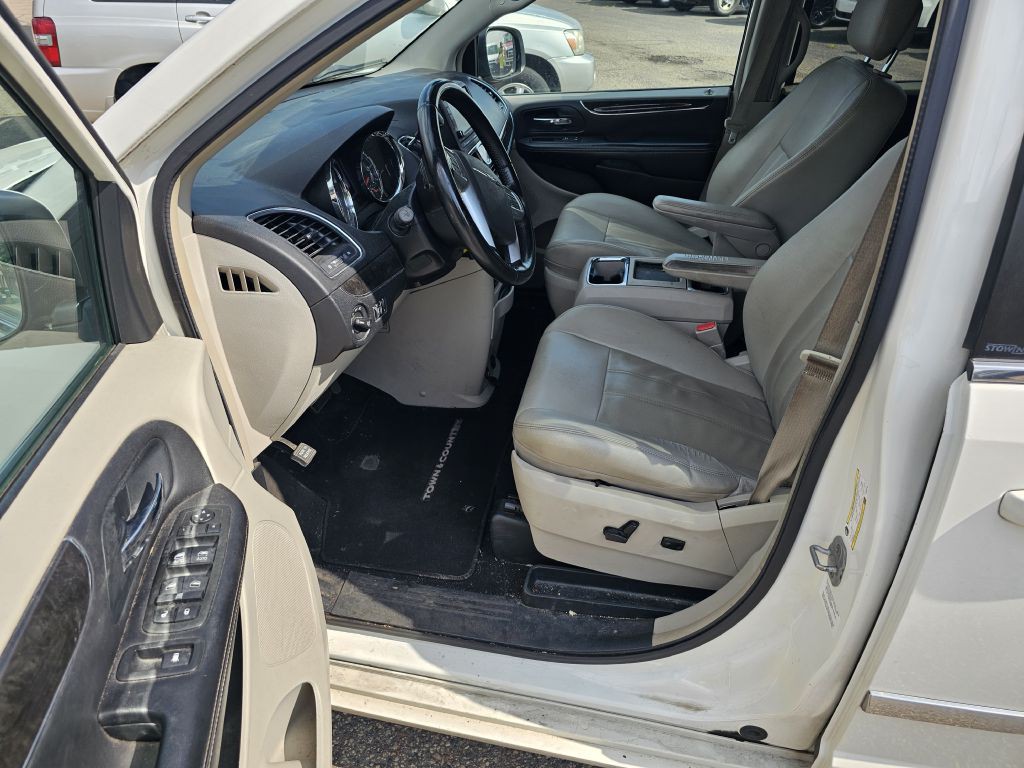 2013 Chrysler Town & Country Image 9