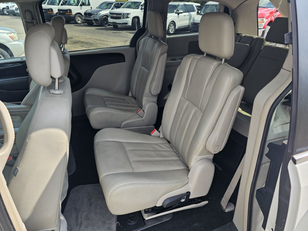 2013 Chrysler Town & Country Image 10