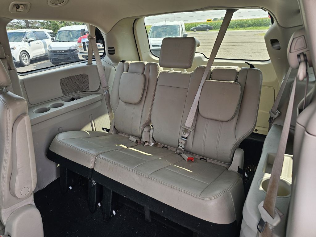2013 Chrysler Town & Country Image 11