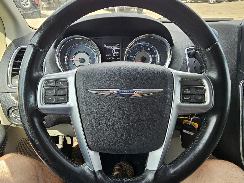 2013 Chrysler Town & Country Image 15